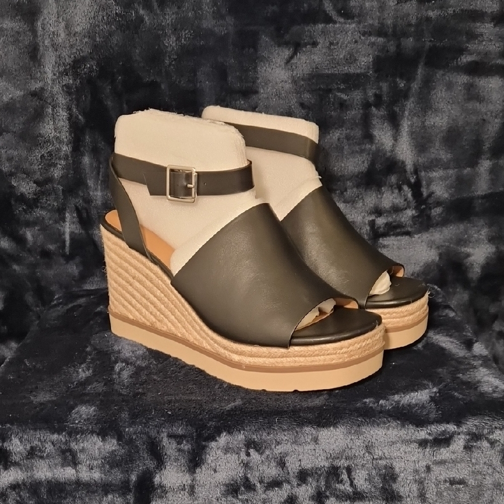 Soda Two-Tone Black and Cream Wedges